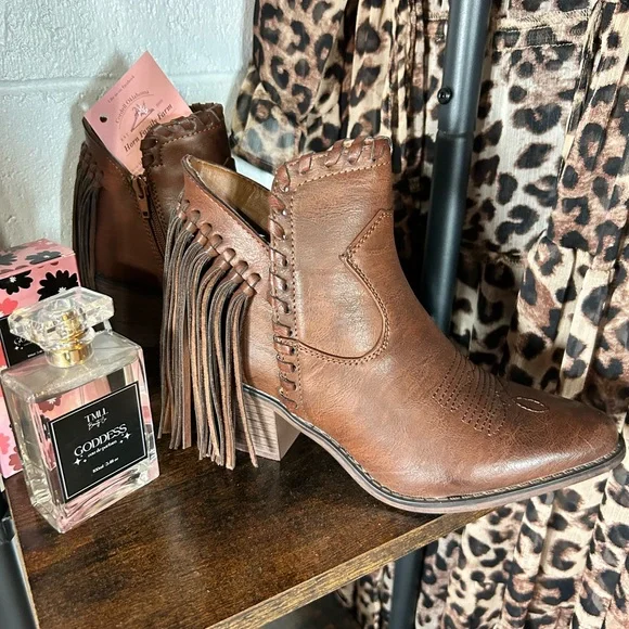 Brown booties with fringe from my Boutique - Picture 1 of 4